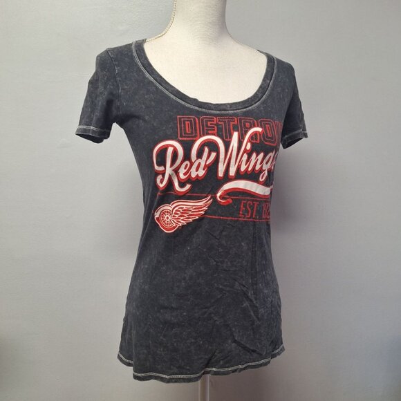 NHL Detroit Red Wings Tee Shirt Gray Womans Small Hockey Michigan Fan Round Neck - Picture 13 of 13